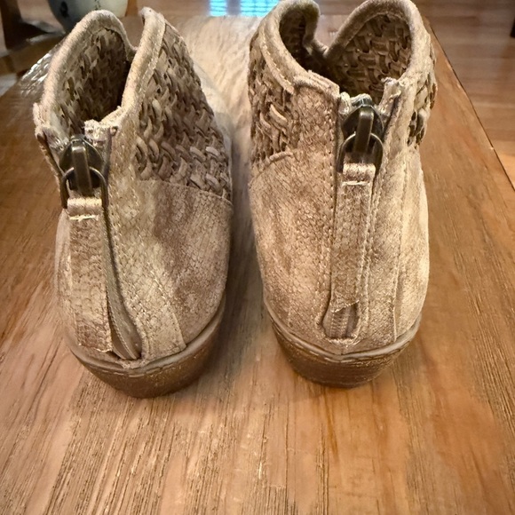 Buckle NO CALL NWT Tan Ankle Booties with Woven Detail perfect w Shorts a dress! - Picture 4 of 7